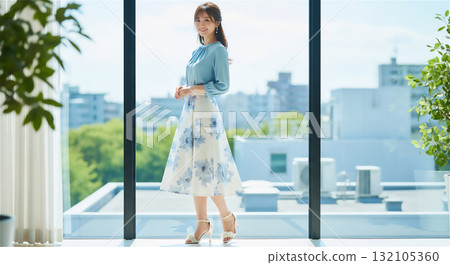 明亮的辦公室裡，一位清爽微笑的女人 132105360