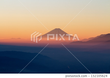 雲海和富士山的初升日出 132105624