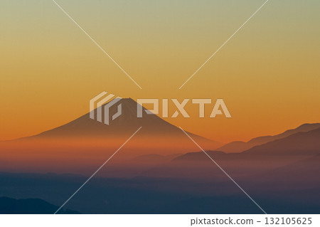 新年賀卡材料_富士山和早晨的天空 132105625