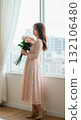 手持花束的女子肖像（淡粉色連身裙，女性化，自然） 132106480
