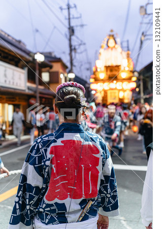 佐原大祭（夏季）上身穿法被的女性背影 132109441