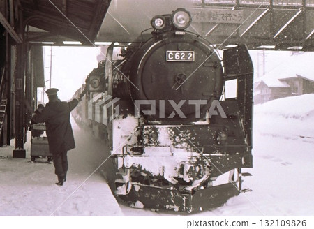 1971年，C62型雙引擎特快列車抵達北海道函館本線二世古俱知安站。存檔照片。 132109826