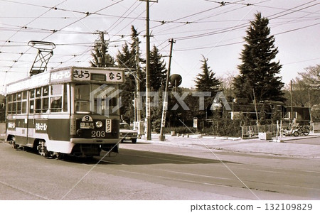 1976年,仙台市有軌電車停駛的日子。一輛有軌電車與一輛蒸汽機車並排行駛。宮城縣仙台市。存檔照片。 1976年,仙台市有軌電車停駛的日子。一輛有軌電車與一輛蒸汽機車並排行駛。宮城縣仙台市。存檔照片。 132109829