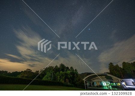 日本岡山縣高梁市公園裡的美麗星空 132109928