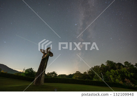 A beautiful starry sky seen in a park in Takahashi City, Okayama Prefecture, Japan A beautiful starry sky seen in a park in Takahashi City, Okayama Prefecture, Japan 132109948
