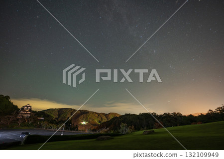 A beautiful starry sky seen in a park in Takahashi City, Okayama Prefecture, Japan A beautiful starry sky seen in a park in Takahashi City, Okayama Prefecture, Japan 132109949