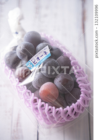 Delicious-looking Pione grapes in a glass dish 132109996