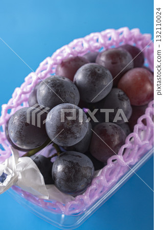 Delicious-looking Pione grapes in a glass dish Delicious-looking Pione grapes in a glass dish 132110024