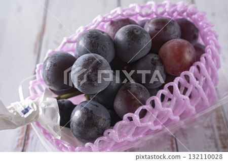 Delicious-looking Pione grapes in a glass dish 132110028