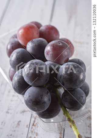 Delicious-looking Pione grapes in a glass dish 132110036