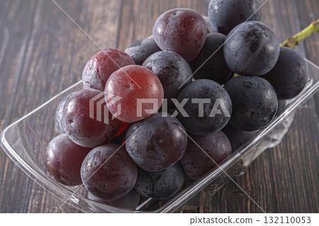 Delicious-looking Pione grapes in a glass dish Delicious-looking Pione grapes in a glass dish 132110053