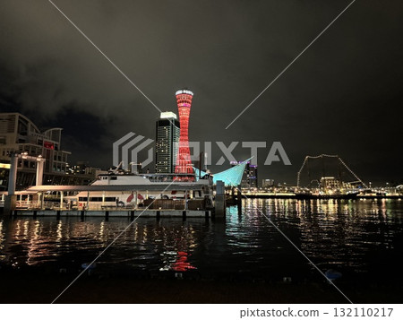 夜間燈火通明的港口塔 夜間燈火通明的港口塔 132110217