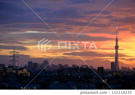 東京天空樹和日落天空 132110235