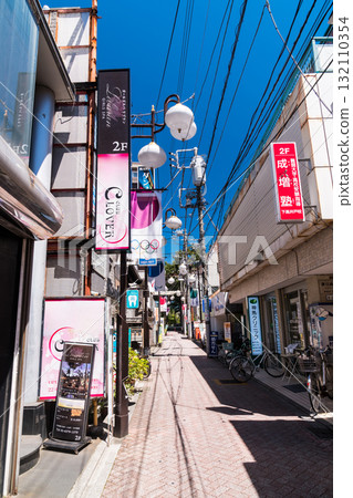 京王線下高戶站北口的商店街。漫步於東京世田谷區的下高戶車站前市場小巷 132110354