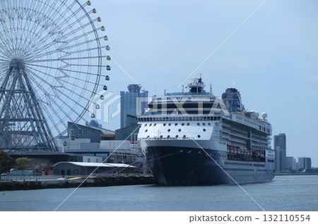 停靠大阪港天保山客運碼頭的「名人千禧號」郵輪（從觀光船拍攝） 132110554