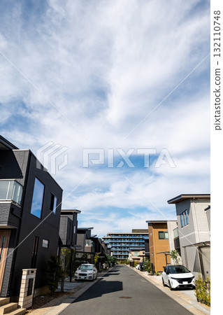 藍天下鱗次櫛比的現代獨棟住宅街景 藍天下鱗次櫛比的現代獨棟住宅街景 132110748