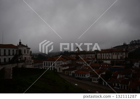 籠罩在薄霧中的舊城區 籠罩在薄霧中的舊城區 132111287