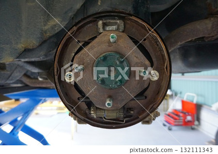 1974 S30 Fairlady Z genuine rear brakes. Rear drum brakes under disassembly and maintenance. 132111343