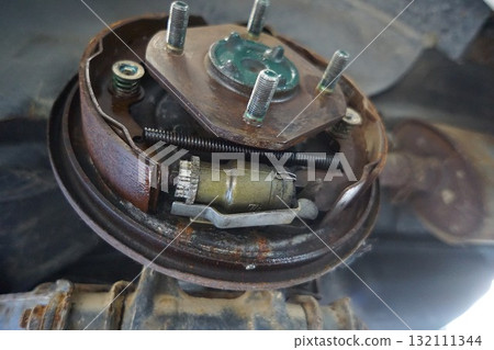 1974 S30 Fairlady Z genuine rear brakes. Rear drum brakes under disassembly and maintenance. 132111344