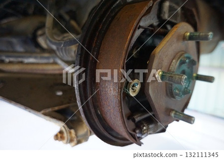 1974 S30 Fairlady Z genuine rear brakes. Rear drum brakes under disassembly and maintenance. 132111345