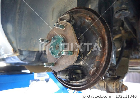 1974 S30 Fairlady Z genuine rear brakes. Rear drum brakes under disassembly and maintenance. 132111346