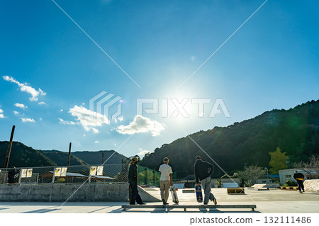 年輕人在三重縣南伊勢町的保原小學舊址保原滑板公園玩滑板 132111486