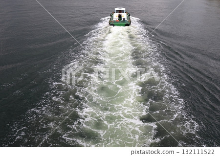 boat ripples 132111522