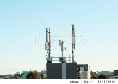 安裝在建築物屋頂上的手機天線 安裝在建築物屋頂上的手機天線 132111649