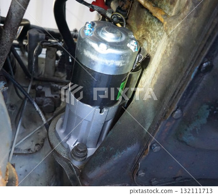 1974 Fairlady Z maintenance: Replaced starter motor. Fairlady Z undergoing maintenance. 132111713