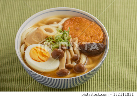 溫暖美味的關東煮烏龍麵 溫暖美味的關東煮烏龍麵 132111831