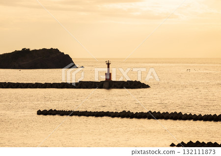 Evening view of the sea in Matsuzaki Town on the Izu Peninsula 132111873