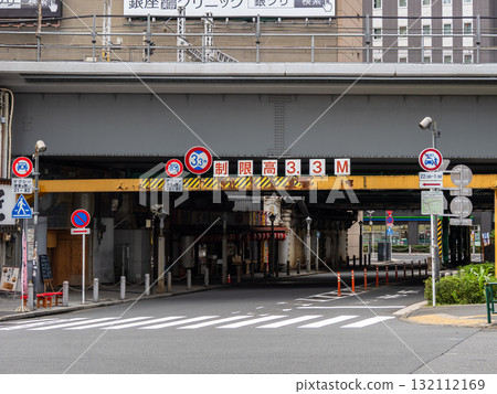 Height limit for roads intersecting with railway overpasses: 3.3m Height limit for roads intersecting with railway overpasses: 3.3m 132112169