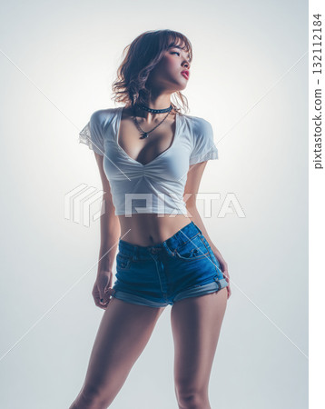女模特兒身穿白色T恤和牛仔短褲|簡約精緻的夏日休閒造型 女模特兒身穿白色T恤和牛仔短褲|簡約精緻的夏日休閒造型 132112184