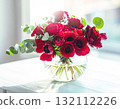 紅色銀蓮花和玫瑰花的插花 132112226