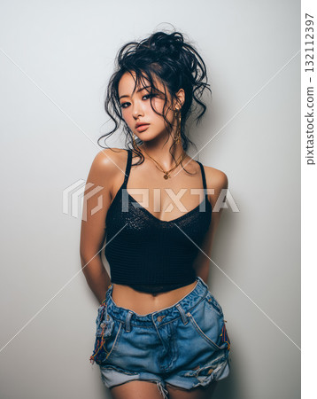 女模身穿黑色吊帶背心和牛仔短褲｜清涼迷人的夏日街頭風 132112397