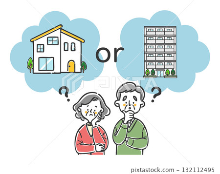 一對老年夫婦正在考慮要住在公寓還是房子裡。 一對老年夫婦正在考慮要住在公寓還是房子裡。 132112495
