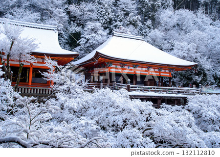 白雪皚皚的清水寺內殿 白雪皚皚的清水寺內殿 132112810