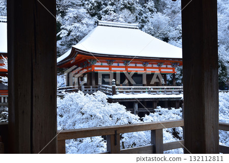 白雪皚皚的清水寺內殿 白雪皚皚的清水寺內殿 132112811