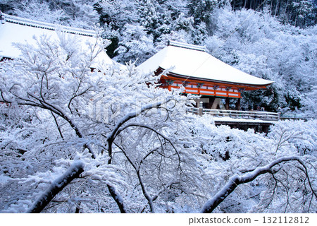 The snow-covered inner sanctuary of Kiyomizu-dera Temple The snow-covered inner sanctuary of Kiyomizu-dera Temple 132112812