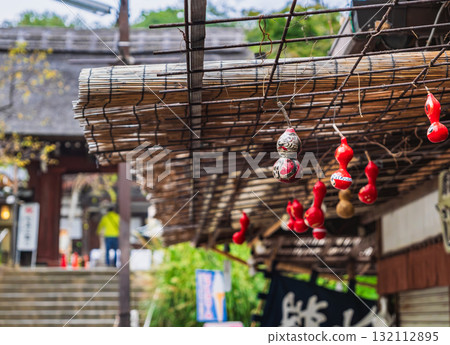 東京，深大寺，通往寺廟山門的道路 132112895