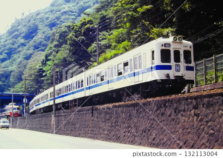 小田急2400系列2557F（最後一班2400系列）於1982年5月29日從箱根湯本出發 132113004