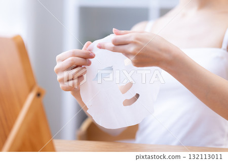 A woman's hand holding a face pack 132113011