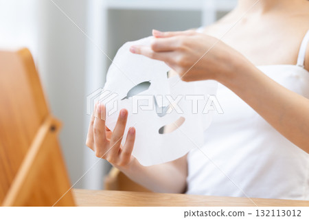 A woman's hand holding a face pack A woman's hand holding a face pack 132113012
