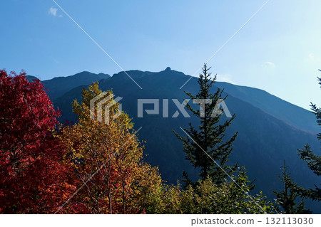 十月,從十勝岳溫泉眺望,藍天白雲下,十勝山脈被秋葉染紅。 十月,從十勝岳溫泉眺望,藍天白雲下,十勝山脈被秋葉染紅。 132113030