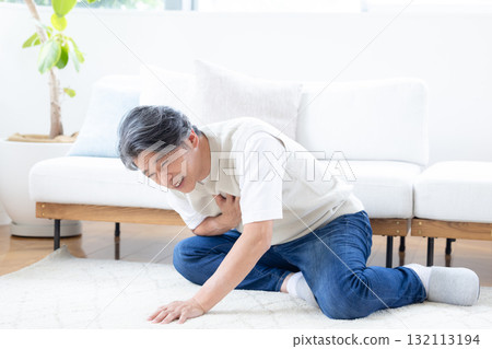 中年男子胸口疼痛 132113194
