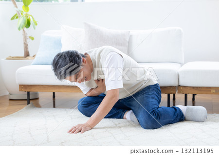 中年男子胸口疼痛 132113195