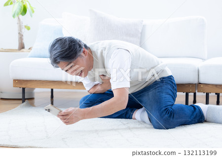 中年男子胸口疼痛 132113199