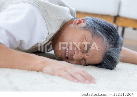 中年男子胸口疼痛 132113204