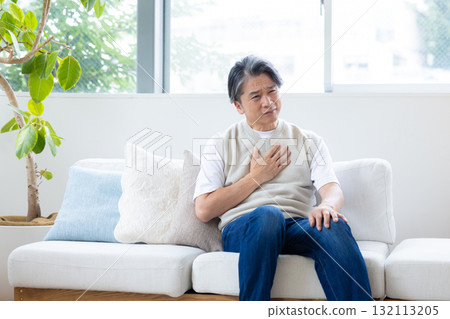 中年男子胸口疼痛 132113205