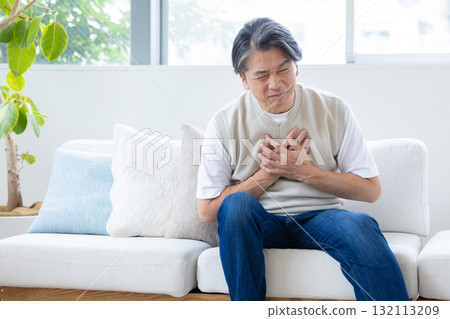 中年男子胸口疼痛 中年男子胸口疼痛 132113209